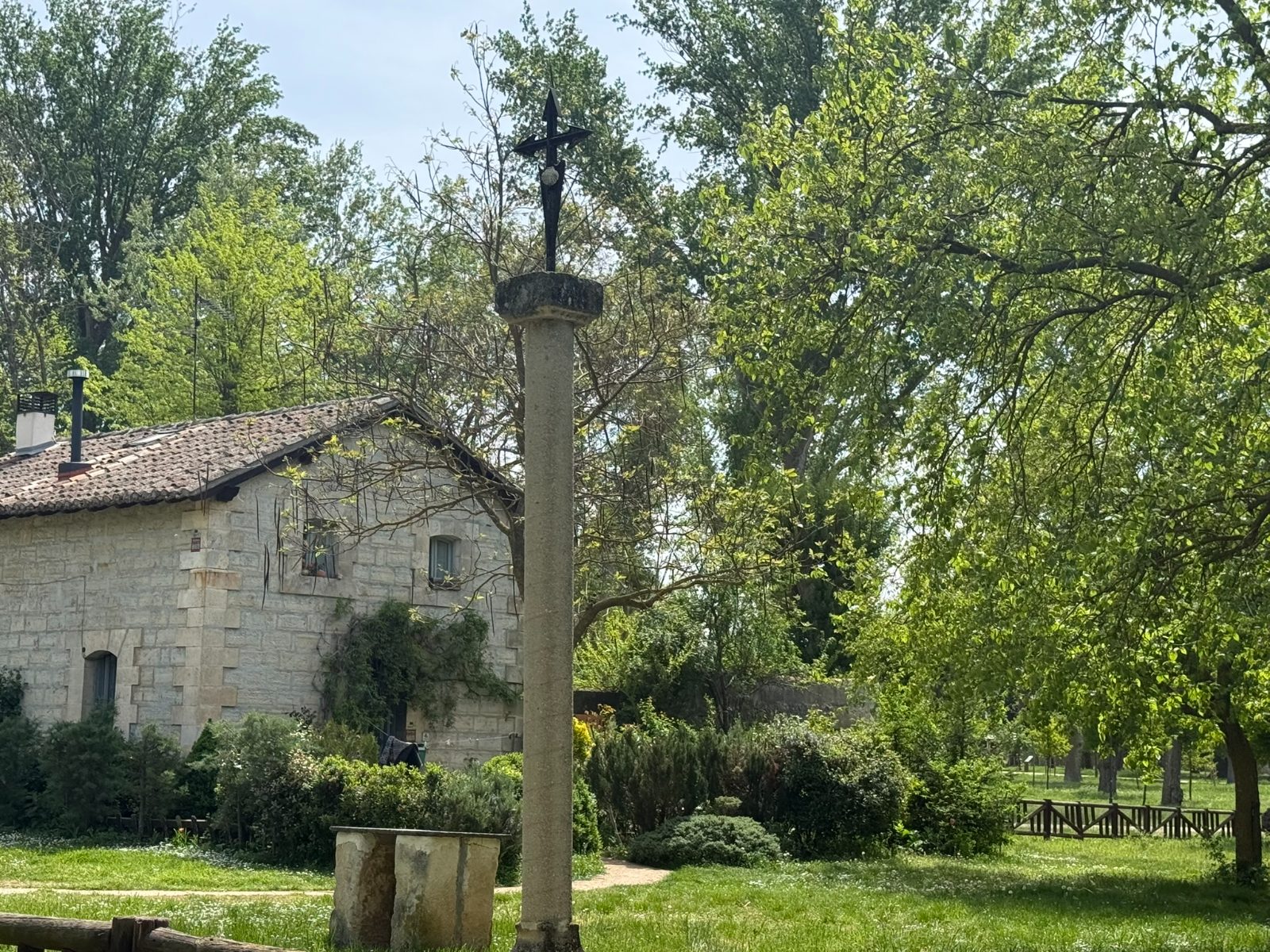 Crucero del Camino de Santiago en el parque de El Parral, a la salida de Burgos — Camino Francés